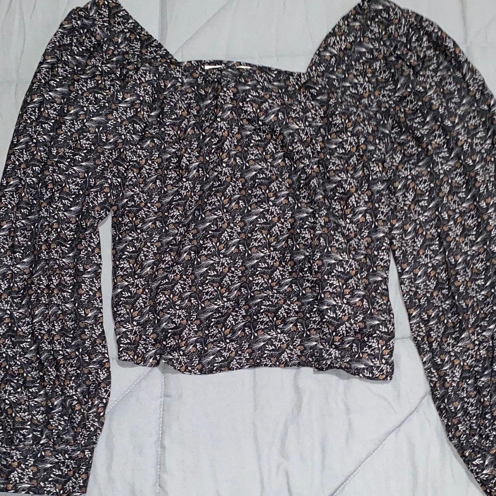 Floral Long-Sleeve Crop Top in Black